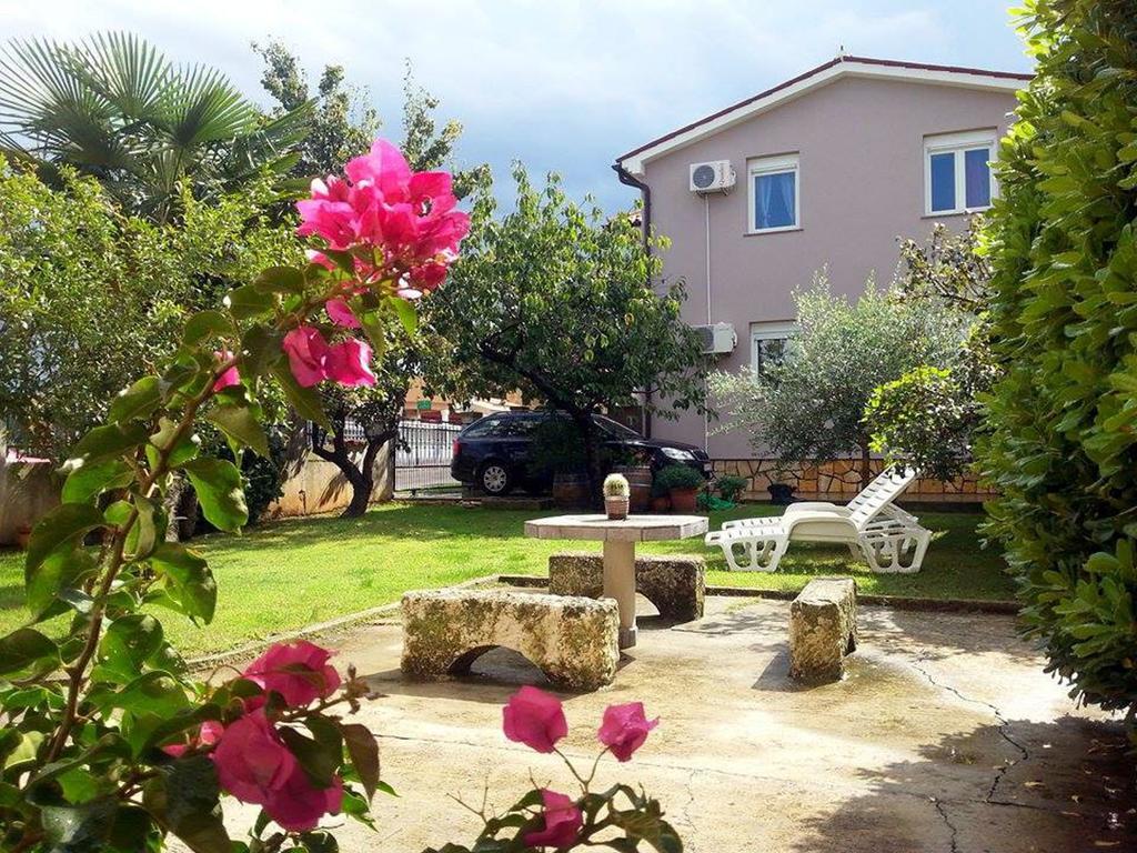 Apartments Ema Pula Luaran gambar
