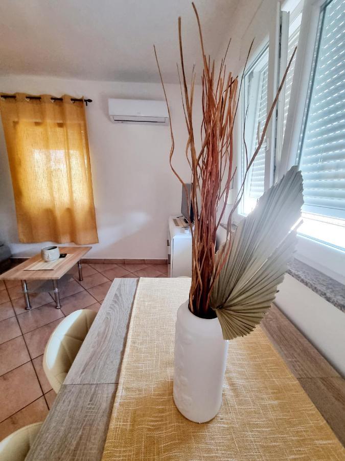 Apartments Ema Pula Luaran gambar