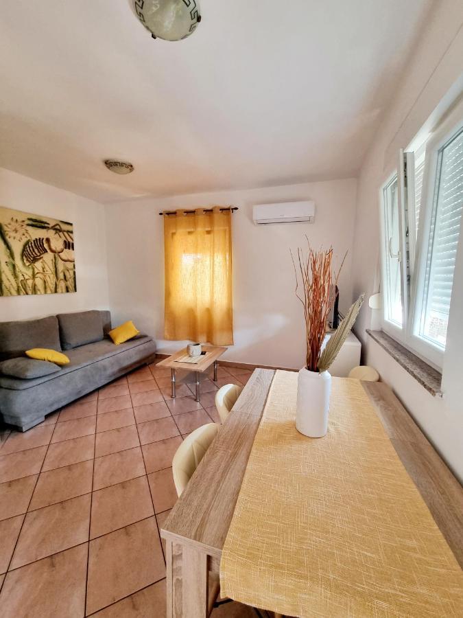 Apartments Ema Pula Luaran gambar
