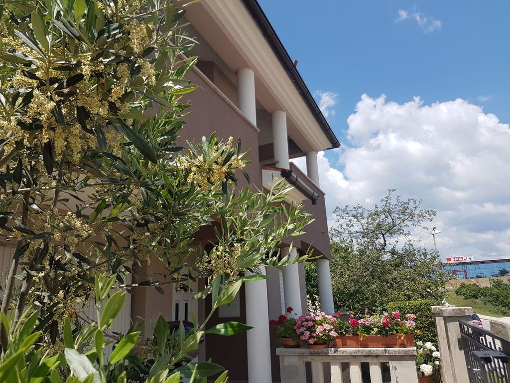 Apartments Ema Pula Luaran gambar
