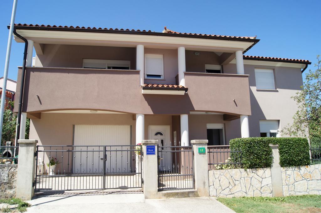 Apartments Ema Pula Luaran gambar