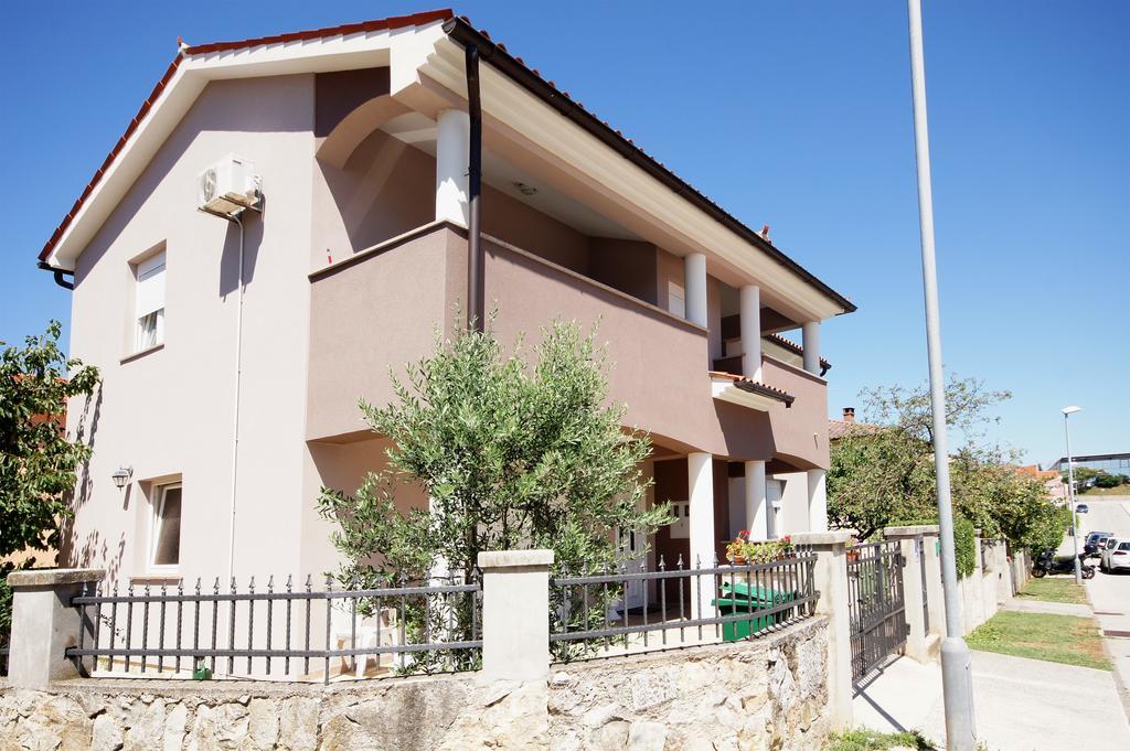 Apartments Ema Pula Luaran gambar