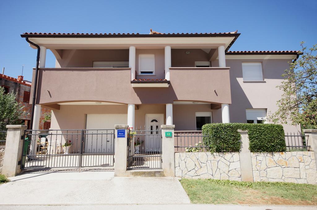 Apartments Ema Pula Luaran gambar